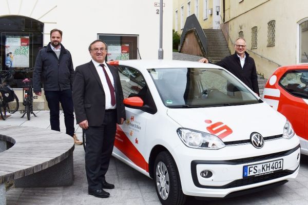 Sparkasse Freising spendet Kinderheim ein neues Auto