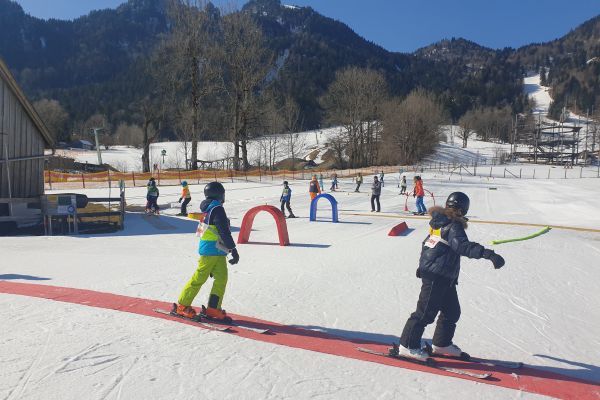 Sonne, Schnee und Skier - so macht Schulsport am meisten Spaß