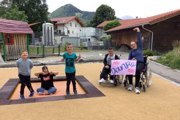 Dirndlverein spendet über 1000 Euro für barrierefreien KIZ-Spielplatz