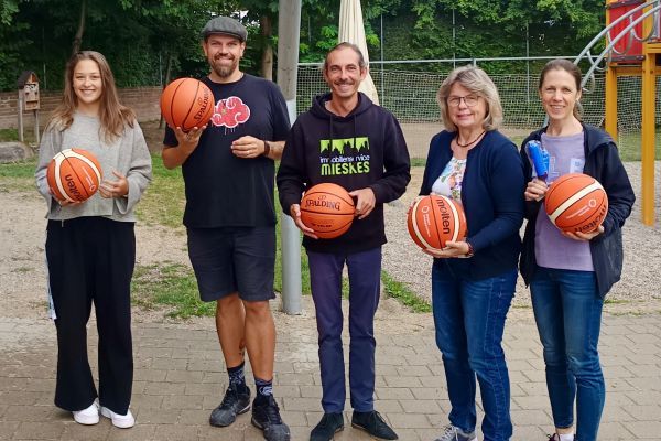 Neue Basketbälle für die Jugendhilfe St. Klara