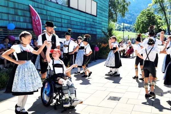 Trachtenjugend erfreut unsere Klinik-Kinder in Aschau im Chiemgau