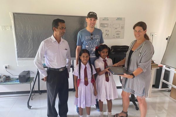 KIZ - Kind im Zentrum Chiemgau spendet Laptops für Schule in Sri Lanka