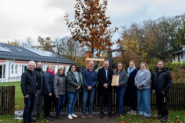 Ein neuer Baum fürs Kinderhaus St. Gallus Steinhöring