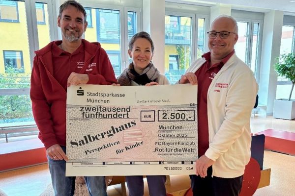 Bayern München Fans spenden dem Salberghaus 2500 Euro