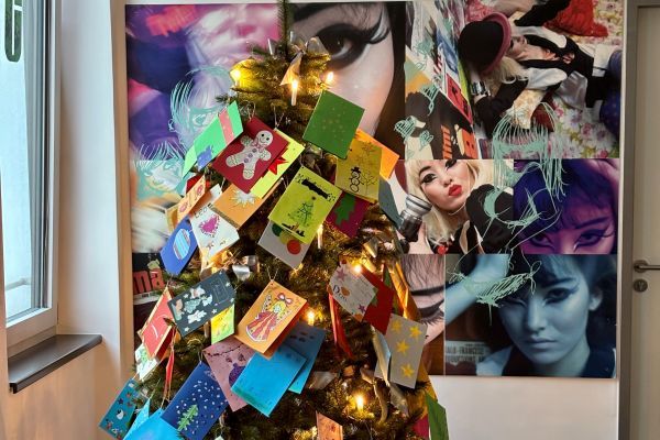 Weihnachtsengel in Aktion: Estée Lauder erfüllt Herzenswünsche