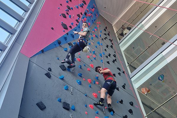 Von der Klinik-Kletterwand zur Weltspitze im Paraclimbing