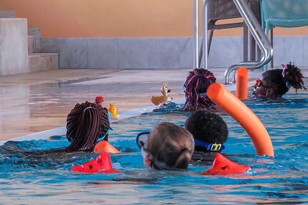 Schwimmkurs der Jugendhilfe St. Klara stärkt das Selbstvertrauen